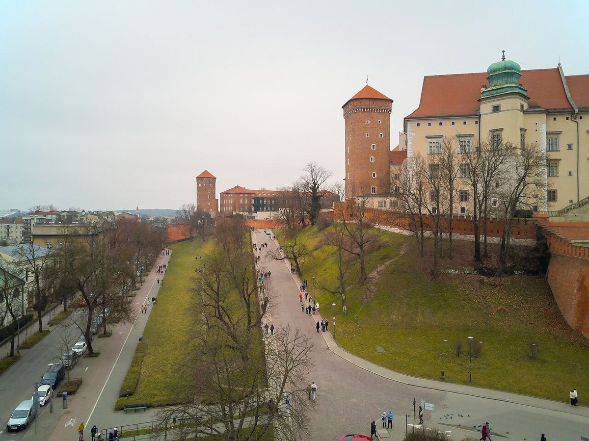 Zamek na Wawelu z bulwarami nad Wisłą