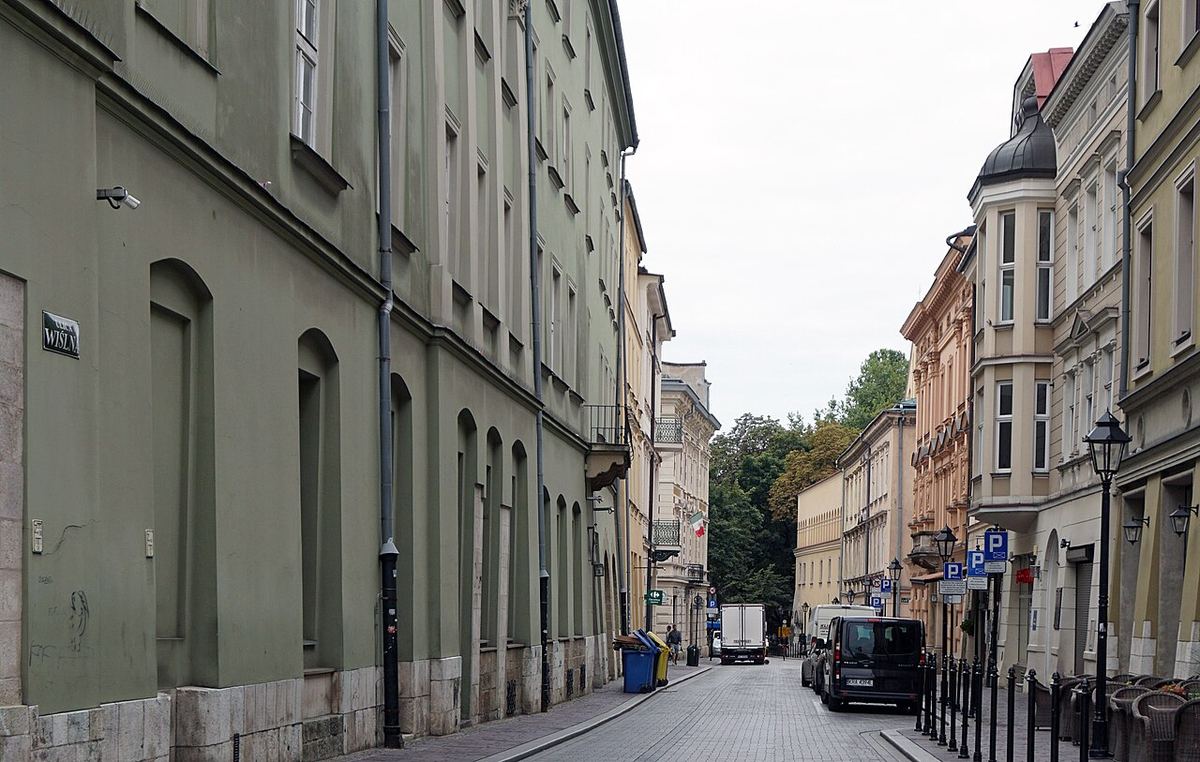 Ulica Wiślna w Krakowie z kamienicami