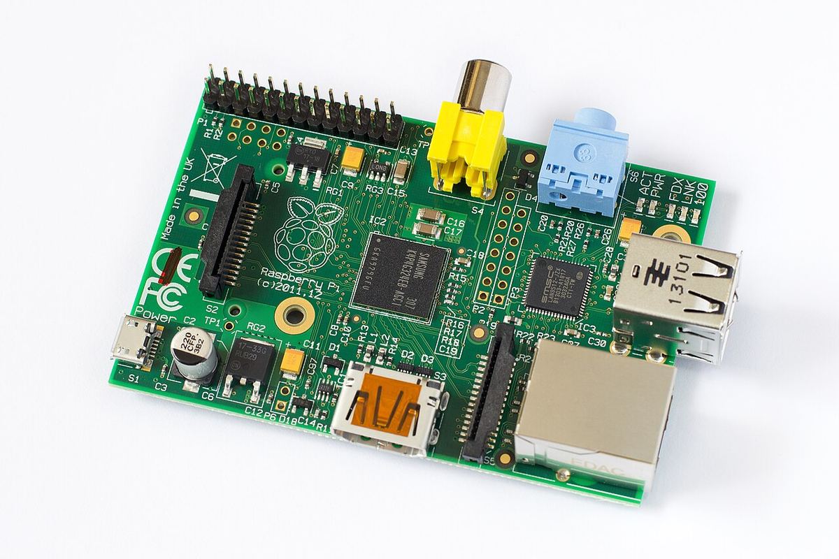 Płytka Raspberry Pi z portami i podzespołami na białym tle