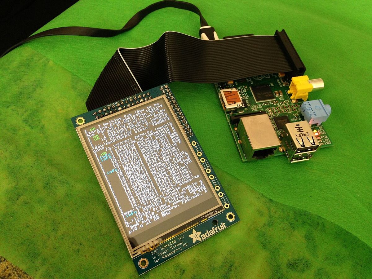 Mały ekran podłączony do Raspberry Pi wyświetlający kod