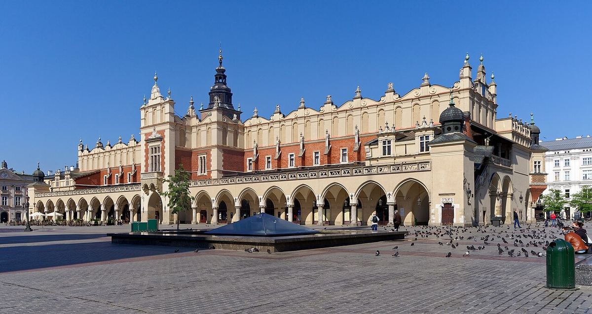 Sukiennice na Rynku Głównym w Krakowie w słoneczny dzień